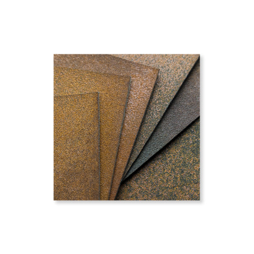 鐵物面板材，結合礦物粉與聚酯纖維底材，柔軟、具彈性、極致輕薄的鐵物面板材，斑駁粗曠的質感讓它能形塑後現代工業風、輕鬆駕馭復古氛圍。