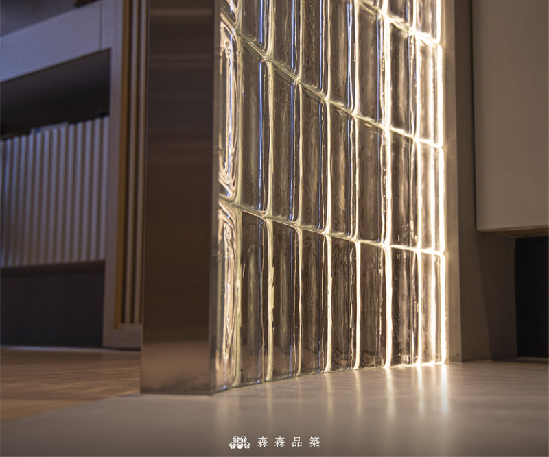 玻璃磚｜實心玻璃磚施工｜森森品築水波光實心玻璃磚經典弧型玄關案例 - 每個玻璃磚於邊與角皆是圓潤的造型，這使平面中多了些許立體感。