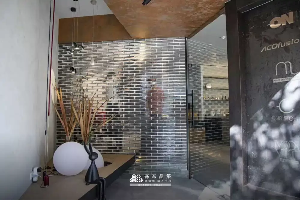 玻璃磚｜玻璃磚文章｜商業空間入口處,使用水波光實心玻璃磚作為入口迎賓區第一視覺，搭配鐵件收邊與玻璃大門相連。