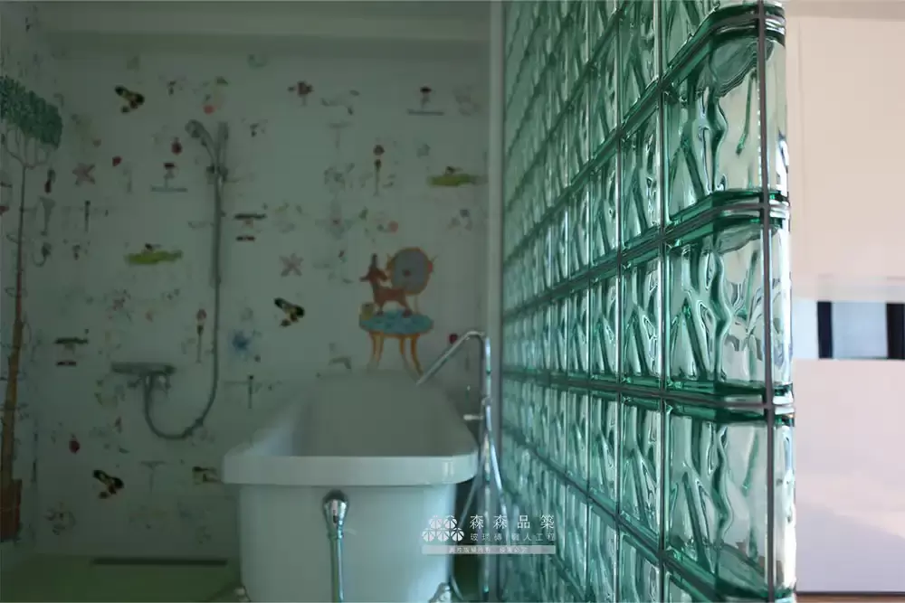 主臥浴室早知道就用玻璃磚牆