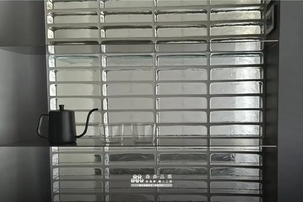 玻璃磚｜玻璃磚案例｜住宅玻璃磚隔間牆穿透收納櫃 ( 繁根設計 / 圖：森森品築 )
