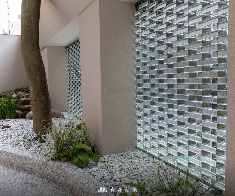 實心玻璃磚水波光膠築工法，搭配婁空交丁設計，完美展現圍牆通透呼吸感。讓空隙和實心玻璃磚相互交錯，使外牆形成獨特的視覺效果。