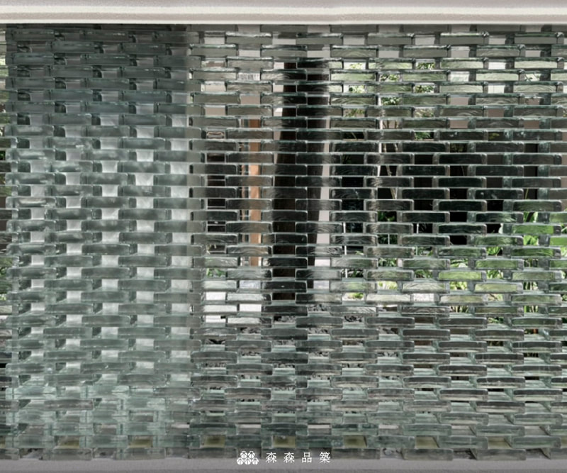 水波光實心玻璃磚有著水波蕩漾的紋路，在透視中帶著微微的波紋，在商用空間的外牆圍牆設計上，是特色與功能兼具的選擇。