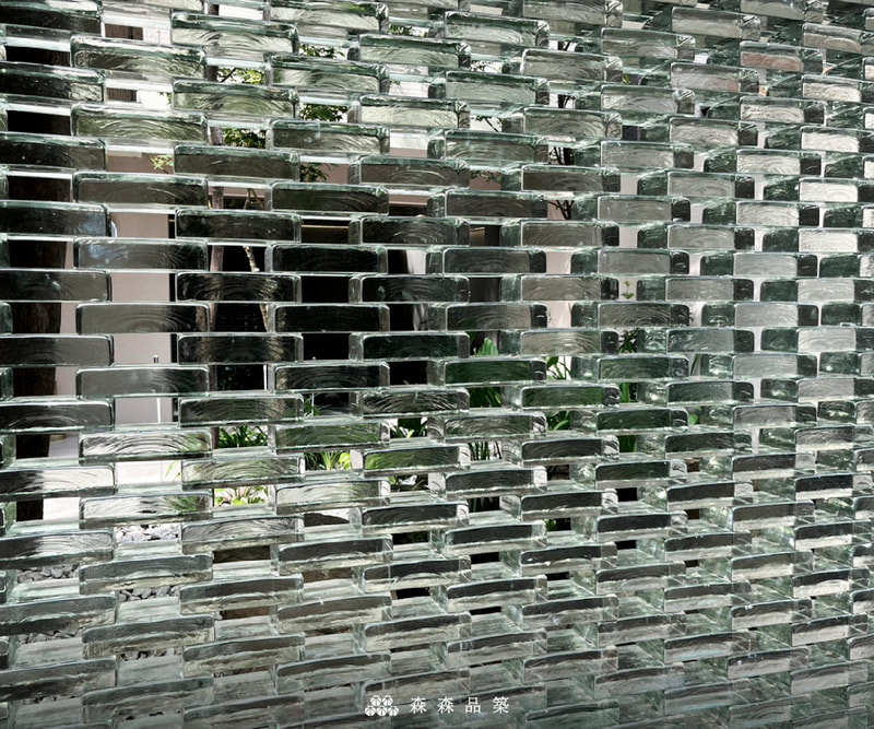 實心玻璃磚水波光膠築工法，搭配婁空交丁設計-空氣與陽光讓牆內外有了連結，實心玻璃磚所呈現的通透感，除了延伸了空間視覺外，還縮短了陌生訪客的距離。