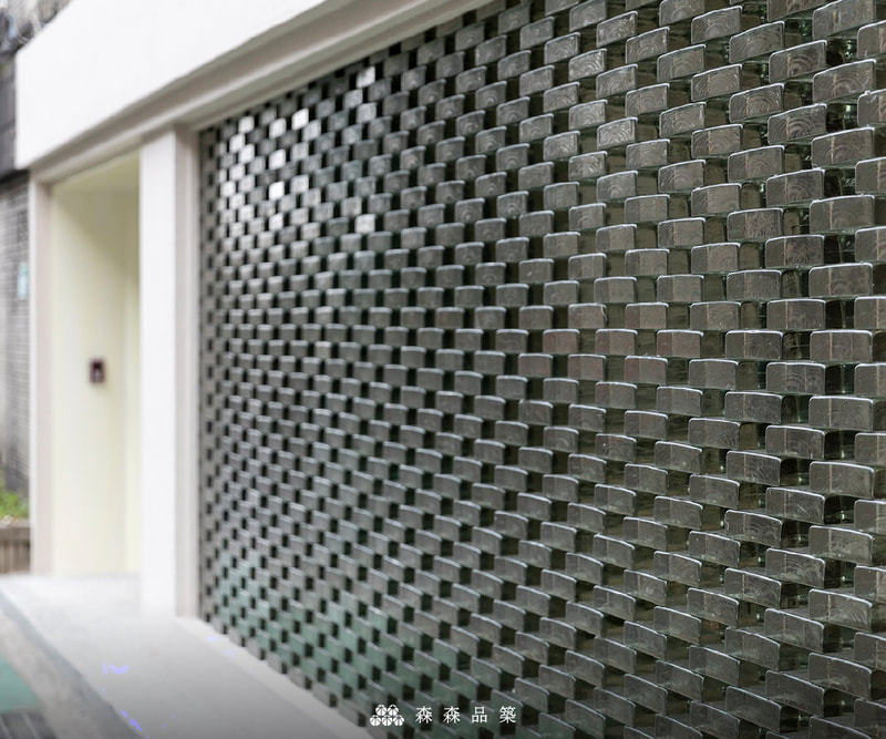 森森品築實心玻璃磚水波光膠築工法，搭配婁空交丁設計，完美展現圍牆通透呼吸感。讓空隙和實心玻璃磚相互交錯，形成獨特的視覺效果。