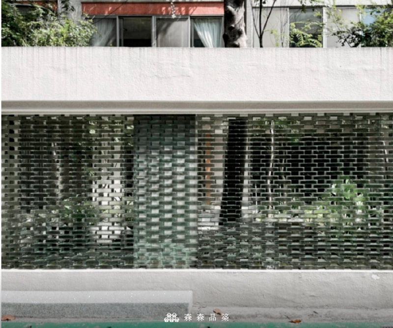 森森品築實心玻璃磚水波光膠築工法，搭配婁空交丁設計-由外而內，從光影明暗與植栽建物的交織，水波光實心玻璃磚似乎創造了更多的想像空間，而且是實用的。
