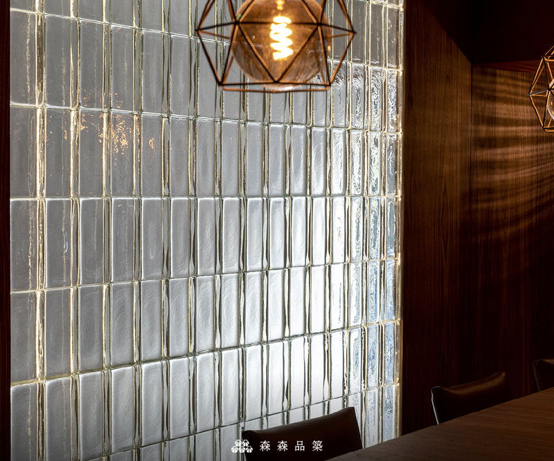 森森品築實心玻璃磚水波光膠築工法，以站立拚貼方向設計，讓室內有種大面積燈箱的視覺感官，也間接察覺室外的動態。