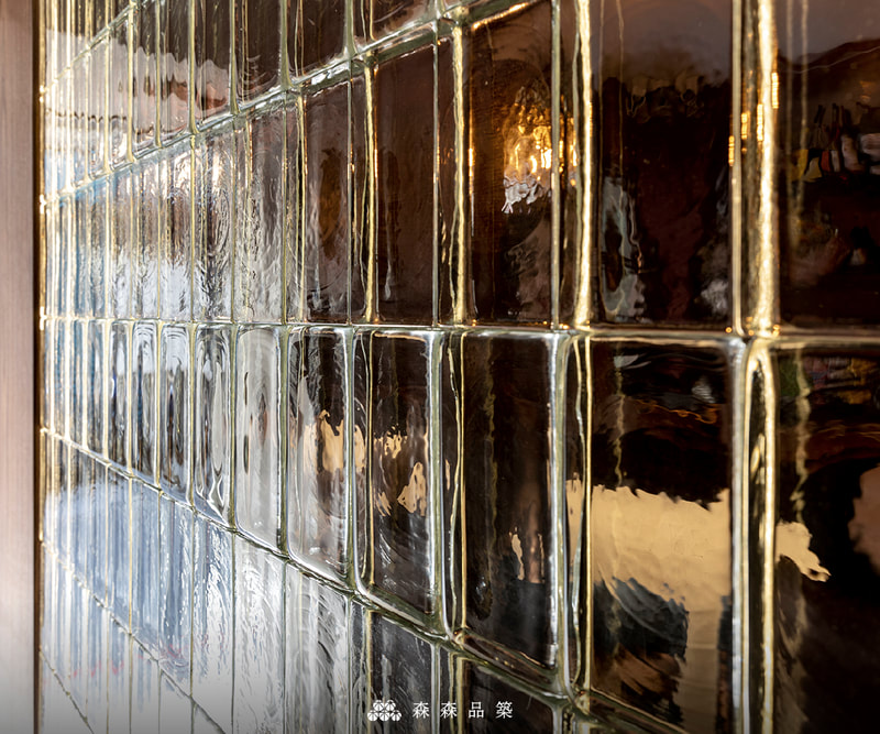 森森品築實心玻璃磚水波光膠築工法，以站立拚貼方向設計，水波光2010實心玻璃磚通透的效果，讓光線均勻的導入，也多了空間的區隔。
