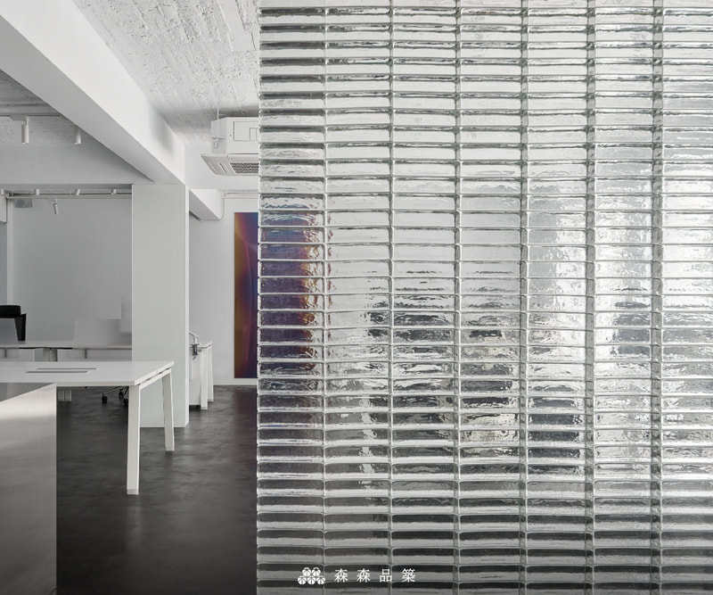 玻璃磚｜實心玻璃磚施工｜森森品築實心玻璃磚水波光商業辦公室案例分享 - 線條較明確的俐落空間中，實心玻璃磚牆儼然成為最溫和的焦點。