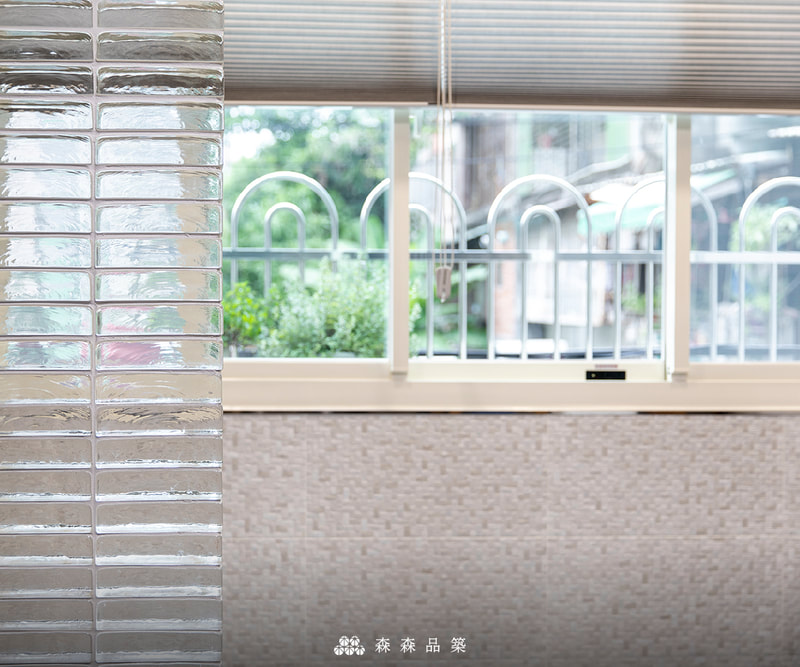 玻璃磚｜實心玻璃磚施工｜森森品築實心玻璃磚經典住家玄關案例 - 透明中的波紋，也帶了不直接窺視的效果，做為玄關屏風牆是最好的選擇。