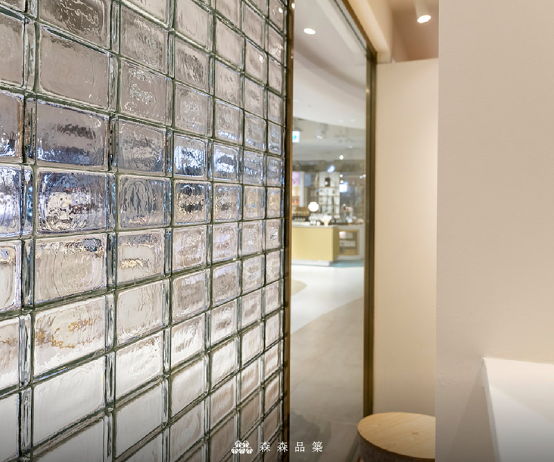 玻璃磚｜實心玻璃磚施工｜森森品築實心玻璃磚水波光膠築工法商業展售空間案例分享 - 水波紋路的實心玻璃磚，讓視覺有特殊效果呈現，並融入空間設計。