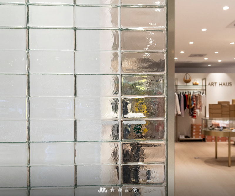 玻璃磚｜實心玻璃磚施工｜森森品築實心玻璃磚水波光膠築工法商業展售空間設計案例分享 - 金屬包邊產生的俐落時尚感，相當適合時尚或與設計相關的展售空間。