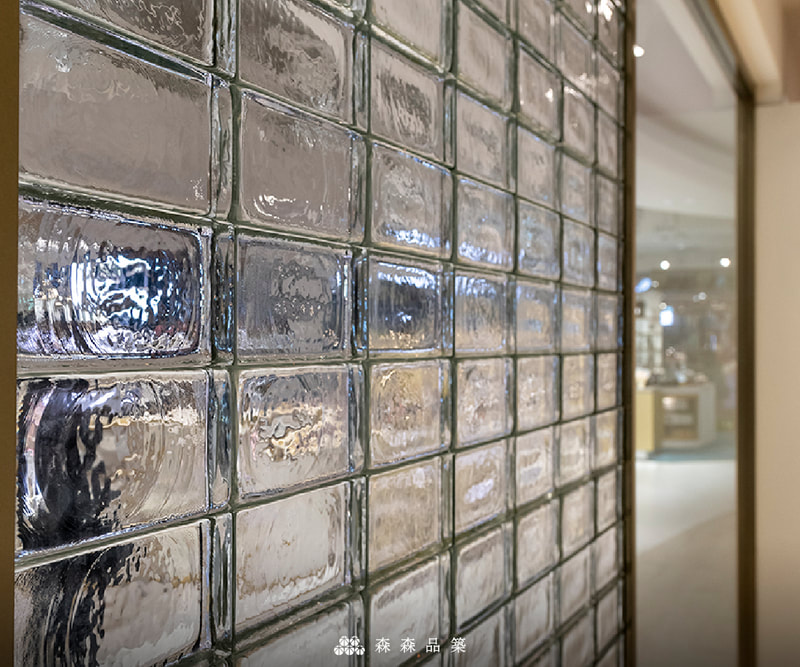 玻璃磚｜實心玻璃磚施工｜森森品築實心玻璃磚水波光膠築工法商業展售空間設計案例分享 - 膠築的貼合感，讓玻璃磚緊密排列，一道完美的玻璃磚牆呈現在客人面前，與品牌接觸的第一站，由此開始。
