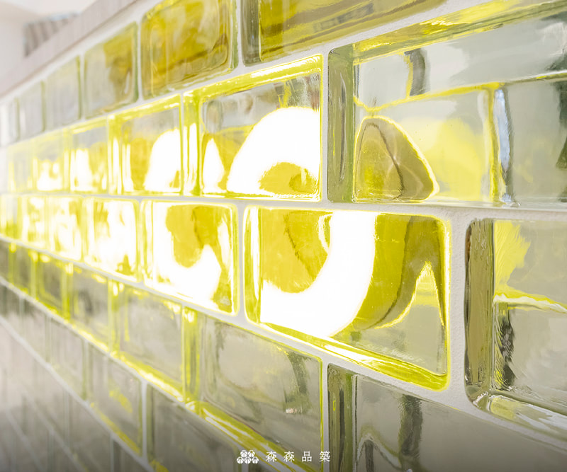 玻璃磚｜實心玻璃磚施工｜森森品築實心玻璃磚水波光泥築工法商業空間櫃台設計案例分享 - 鏡牆搭配水波光實心玻璃磚，讓LOGO燈有更亮眼的表現。