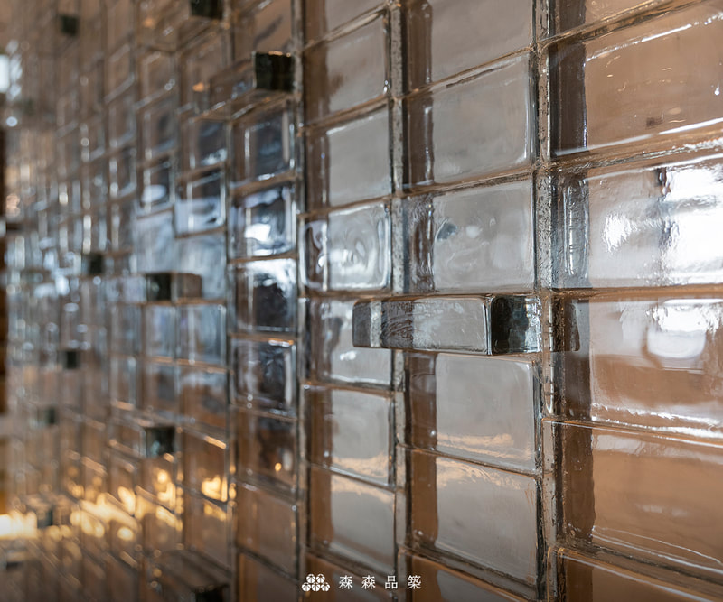 森森品築.職人工程｜砌起玻璃磚的美好
實心玻璃磚水波光膠築工法,凹凸造型排列,呈現出整面實心磚玻璃牆生動立體的光影效果。
