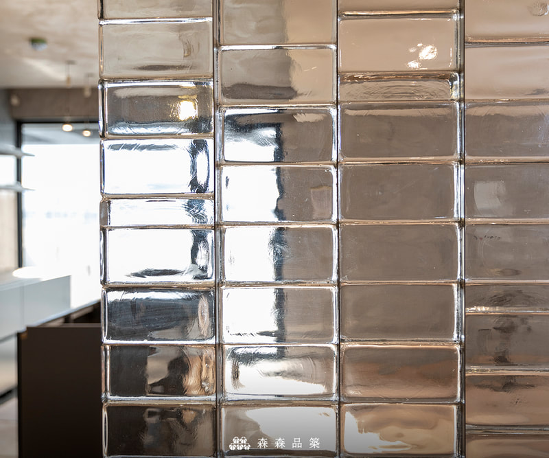 森森品築.職人工程｜砌起玻璃磚的美好
實心玻璃磚水波光膠築工法,凹凸造型排列,呈現出整面實心磚玻璃牆生動立體的光影效果。