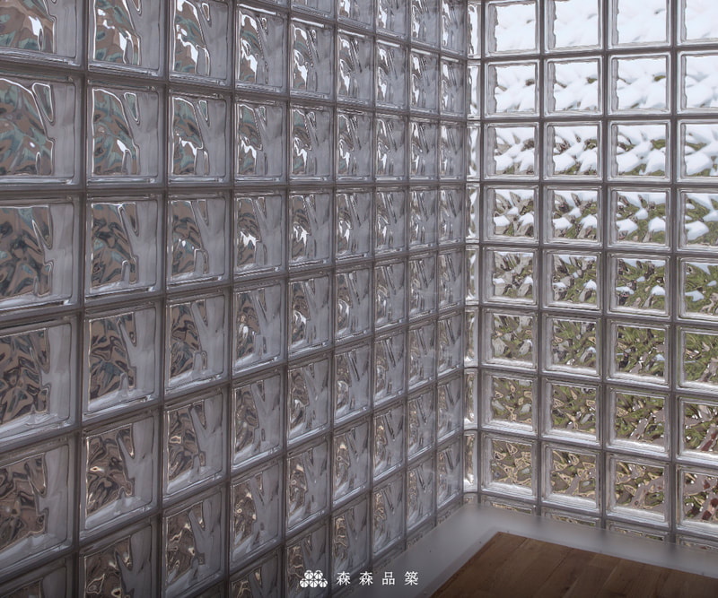 森森品築Q19 玻璃空心磚透天住宅外牆設計案例分享 - Q19金屬塗層水波紋空心磚，有著半穿透的視覺，光線導入亦相當勻稱柔和，相當適合作為室內外隔間規劃。