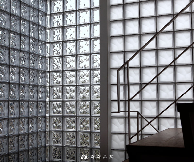 森森品築Q19 玻璃空心磚透天住宅外牆設計案例分享 - 透明水波紋空心磚搭配霧面水波紋空心磚，除視覺上層次變化外，上下樓梯時的安全感也將因霧面材質而提升。