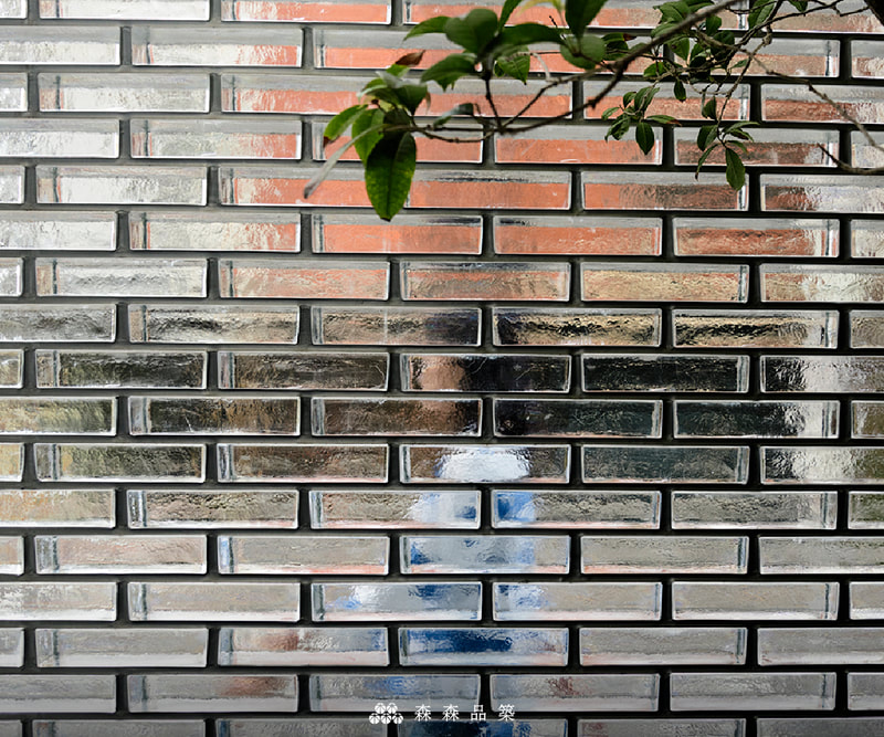 玻璃磚｜實心玻璃磚施工｜森森品築實心玻璃磚晶透光泥築躺砌工法住宅外牆設計案例分享 - 由內而外的視線，是明亮卻模糊，畢竟採光是選擇晶透光實心玻璃磚的目的之一。