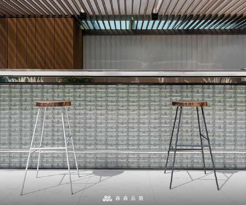 餐酒館吧台可以怎麼設計？水波光實心玻璃鑽孔磚堆砌串聯，讓獨特風格展露無遺。