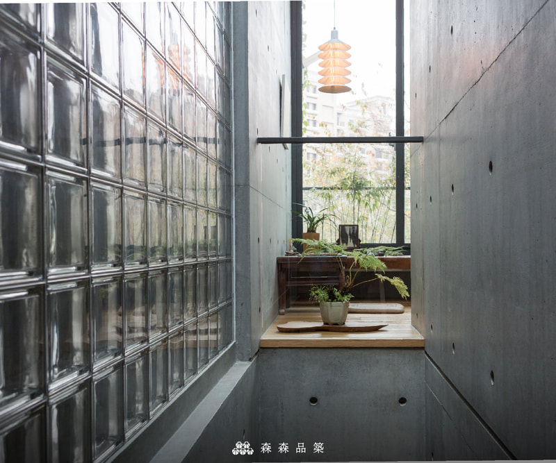 森森品築Q19MET金屬塗層透明空心磚住宅空間設計案例分享 - 白天，隨著自然光線的引入，玻璃磚折射出間接光源，是寧靜的，愜意的。