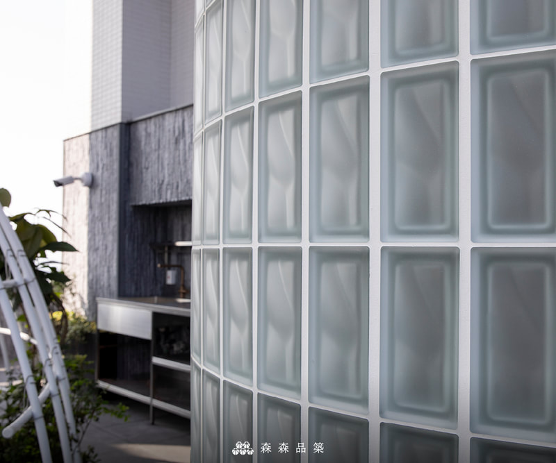 森森品築Q19 R09玻璃空心磚外牆、隔間設計案例分享 - 以空心玻璃磚半磚密集拉出圓弧，營造橢圓曲面，這使得在室外獨立空間或室內空間創造時，有著相當大的設計彈性。