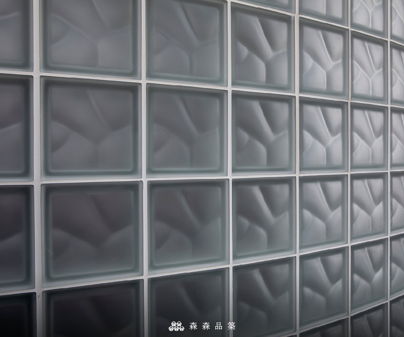 森森品築Q19 R09玻璃空心磚外牆、隔間設計案例分享 - Q19O霧面水波紋空心玻璃磚，讓視線相當舒服，柔美的光線折射不刺眼，令人印象深刻。