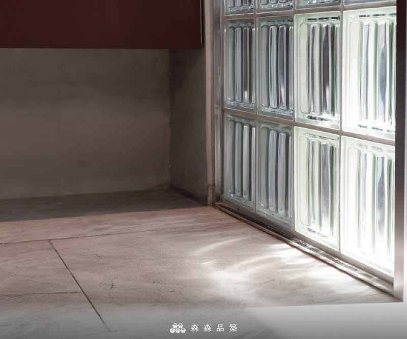 森森品築Q19 Doric 3D玻璃空心磚住宅空間設計案例分享 - 當光影呈現立體，截然不同的室內氛圍油然而生，Q19 Doric 3D玻璃空心磚前後凹槽紋理不斷折射光源，讓地板映出曲面層疊的光暈，柔美的生活自在的生活。