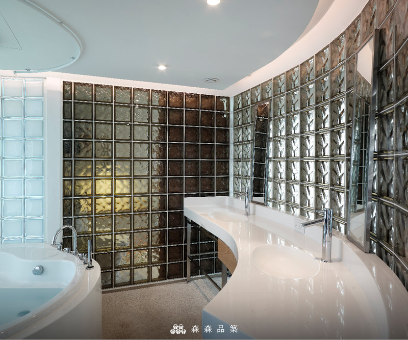 森森品築Q19 彩色玻璃空心磚浴廁隔間設計案例分享 - 選用兩種顏色空心磚做為搭配，讓導入的光線有多種變化，其中棕黃色彩色玻璃磚，是設計師喜愛經典的顏色之一。