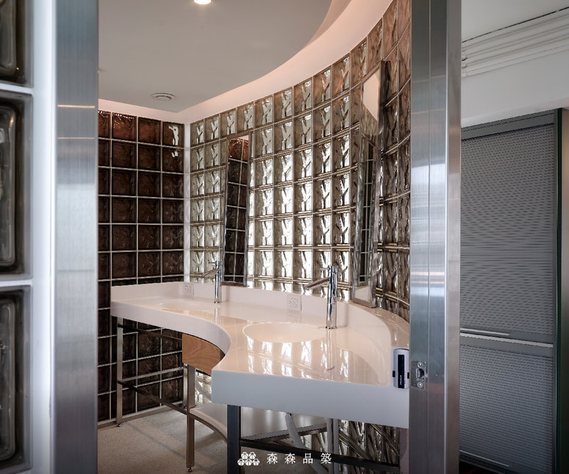 森森品築Q19 彩色玻璃空心磚浴廁隔間設計案例分享 - 面台下方以層架方式規劃收納，正面以雙面立鏡取代大片鏡，積極地取得空心玻璃磚導入的自然採光，也同時讓空間更為舒適。