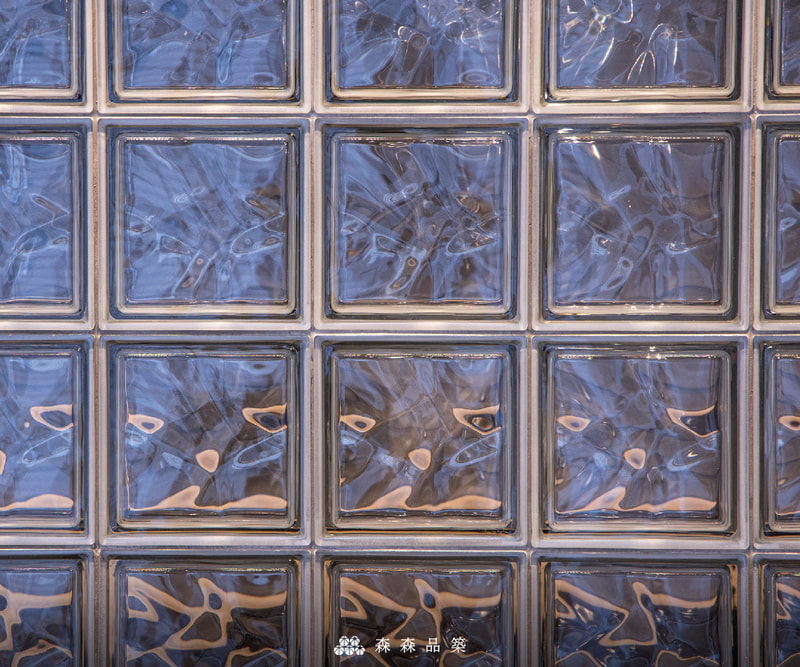 玻璃磚｜空心玻璃磚施工｜森森品築Q19透明空心磚醫美商業空間設計案例分享 - Q19O透明空心磚美麗的波紋，讓內與外都保有完整的隱密性，搭配森森品築職人工程，讓空間品味極致。