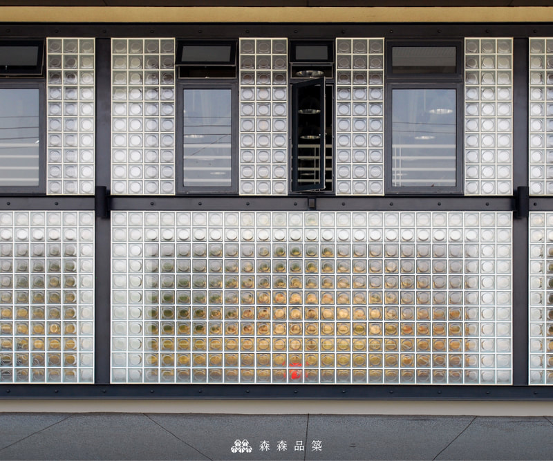 森森品築1908 Alpha全月紋玻璃空心磚建築外牆-新港藝術高中案例分享-1908全月紋(Alpha)玻璃磚一直是經典之選，方型磚上加上圓形紋理，展現理性與感性的極致表現。