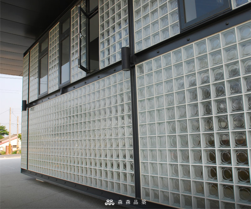 森森品築1908 Alpha全月紋玻璃空心磚建築外牆-新港藝術高中案例分享-磅礡的鋼骨線條搭配1908全月紋玻璃磚，有非凡的氣勢之餘，亦有柔和的平衡。