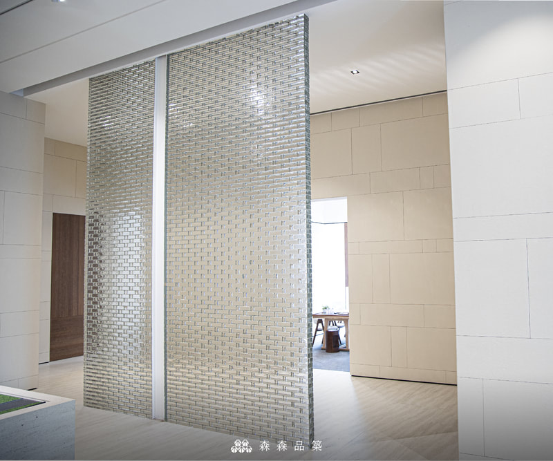 森森品築.水波光膠築工法,高效完成大面積的實心玻璃磚牆工程。這種工法以膠築方式進行,能夠確保玻璃磚的穩固性和牆體的完整性。