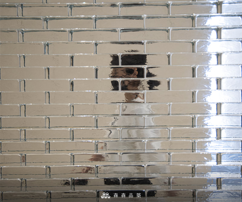 森森品築.職人工程｜砌起玻璃磚的美好
實心玻璃磚水波光膠築工法，幾近於無縫寬的效果，呈現不同的通透玻璃光影質感。