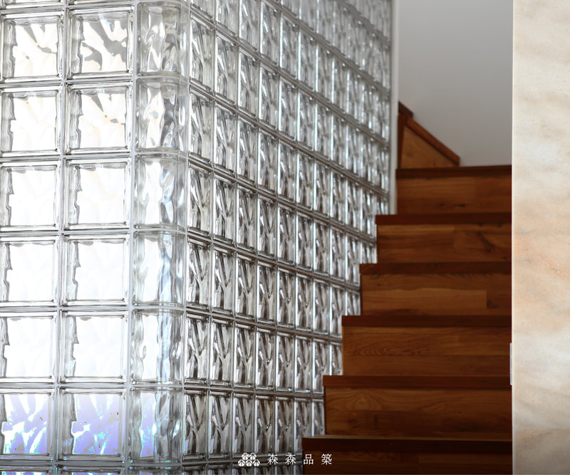 森森品築水波紋金屬塗層玻璃磚住宅空間設計案例分享 - Q19OMET水波紋金屬塗層玻璃磚，住宅入口處玄關外牆，並且搭配轉角磚成L型牆。金屬塗層款在自然光或夜晚燈光照射更顯明亮。