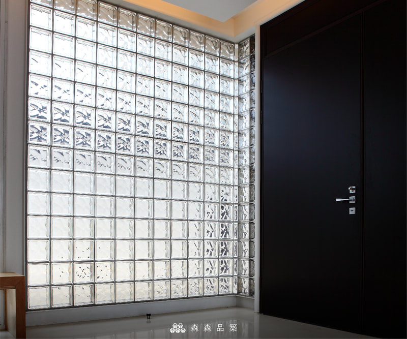 森森品築水波紋金屬塗層玻璃磚住宅空間設計案例分享 - 雙層中空水波紋及金屬邊框塗層，讓隱密性極佳的Q19OMET水波紋金屬塗層玻璃磚，成為了許多透天豪宅的最佳選擇。