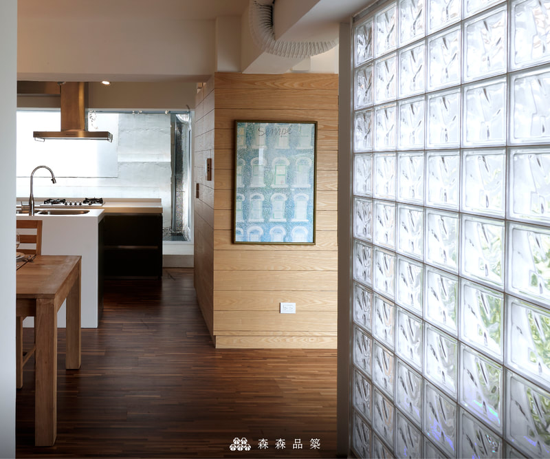 森森品築玻璃空心磚住宅空間設計案例分享 -經典款Q19O水波紋理，作為入口玄關處與陽台處的採光牆，呈現通透明亮。透過陽台的綠色植栽，是最好的軟裝搭配。