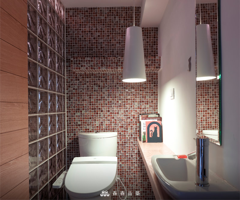 森森品築玻璃空心磚住宅空間設計案例分享 -較為狹窄的浴廁空間，透過水波紋空心磚做為隔間牆時，讓空間多了明亮之餘，視覺也更加放大了。