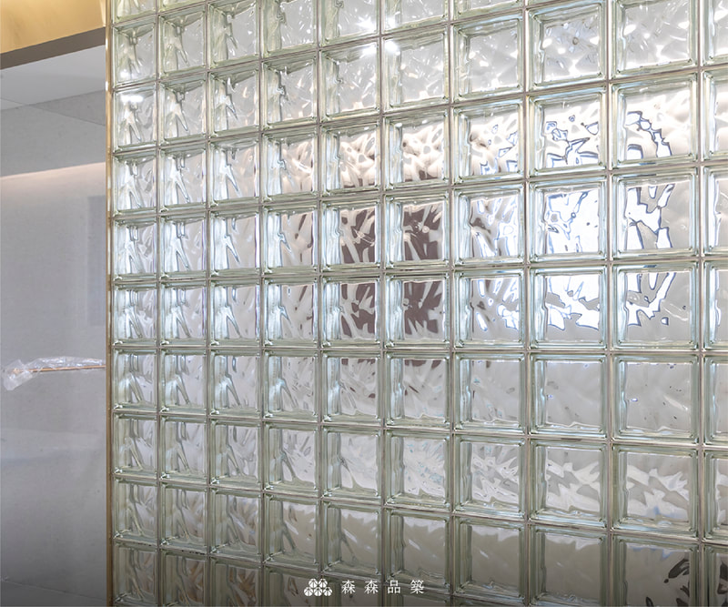 森森品築Q19 玻璃空心磚住宅浴室隔間設計案例分享 - 主臥室的浴室，我們相當推薦以玻璃磚作為隔間方式，不僅放大了臥室內的格局，也讓光線相互引導。