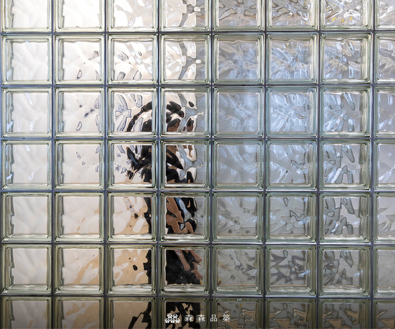 森森品築Q19 玻璃空心磚住宅浴室隔間設計案例分享 - Q19金屬塗層水波紋空心磚，雙面水波紋理讓視覺成像不均，僅有隱約的畫面隨之移動。
