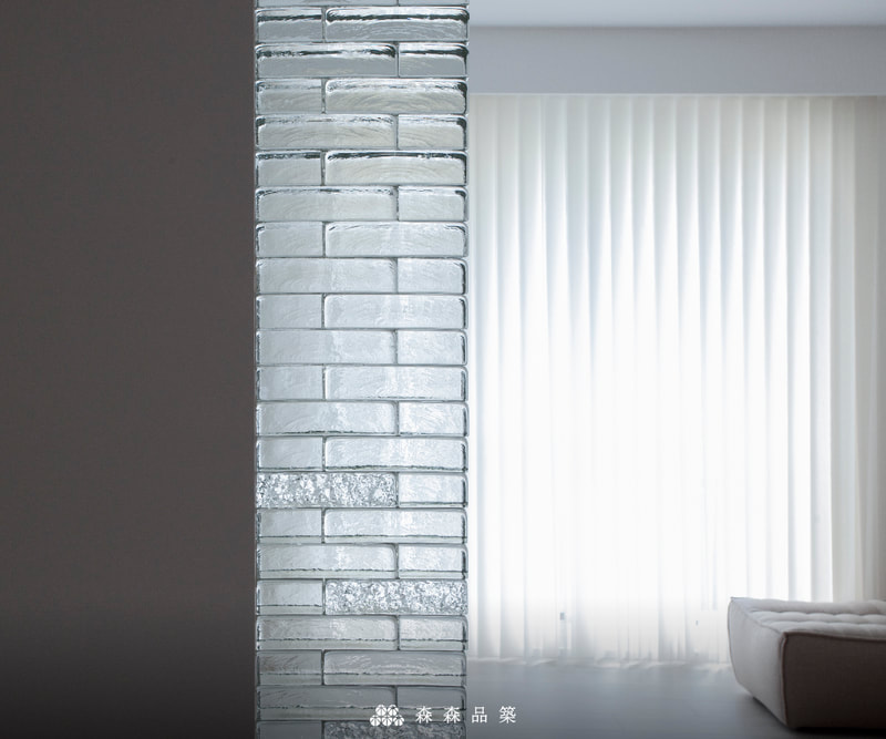 森森品築雙側面冰鑽光實心玻璃磚水波光實心玻璃磚住宅空間設計玄關案例分享 - 冰鑽光的紋理，在光源透入後，產生了粗造感，使視覺為豐富。
