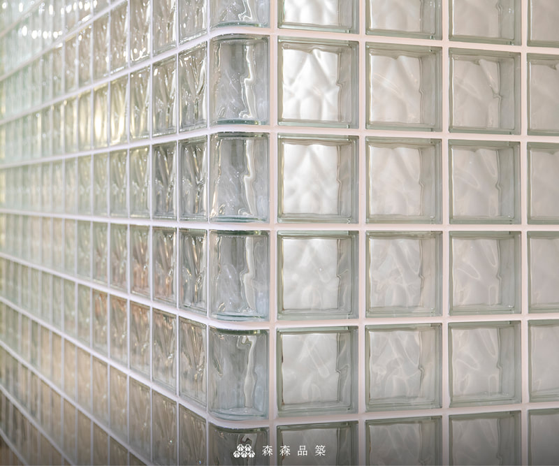 森森品築1908W雲型紋玻璃空心磚住宅空間隔間設計案例分享 - L型玻璃磚牆考驗師傅功力與材料穩定性。此牆選用基本款1908系列，巧妙運用功能磚如轉角磚和收邊磚，減少介面材質。