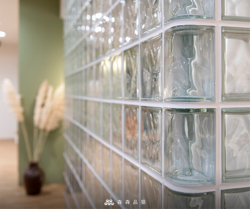 森森品築1908W雲型紋玻璃空心磚住宅空間隔間設計案例分享 - 同以1908雲型紋路設計的轉角玻璃空心磚，讓轉角處紋路完美連接。