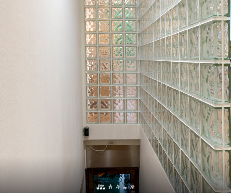 森森品築1908W雲型紋玻璃空心磚住宅空間隔間設計案例分享 - 空心玻璃磚牆導入光線至梯間，通透的畫面令人身心舒暢。