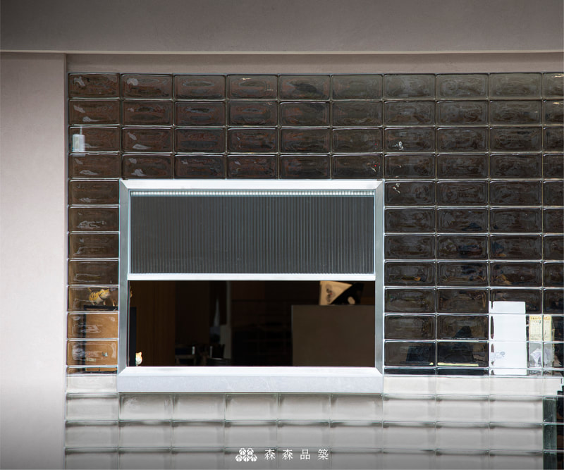 玻璃磚｜實心玻璃磚施工｜森森品築實心玻璃磚水波光膠築工法商業空間設計案例分享 - 外帶櫃台的設計能有多種玩法？以玻璃磚的方正做為長寬基數，規劃鋁窗做為外帶櫃台，這讓視覺畫面變得更簡潔，玻璃磚的穿透性質，讓內外雖有區隔，卻又有感官上的連結，多了一種日式店鋪感。