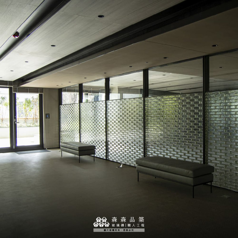 森森品築-桃園住宅公設實心玻璃磚隔間牆設計案例|作為新大樓住宅公設空間隔間牆的一部分，此案特色為每隔170公分的寬度，連續性的用鐵件做分割，且下層玻璃實心磚與上層透明玻璃的搭配，給予使用者隱蔽性和不同的漸層感。