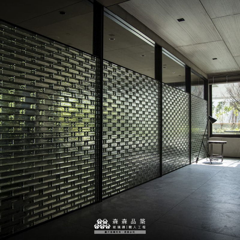 森森品築-桃園住宅公設實心玻璃磚隔間牆設計案例|只要有光源時，水波光實心玻璃磚將光的美以立體的方式呈現，相當美。