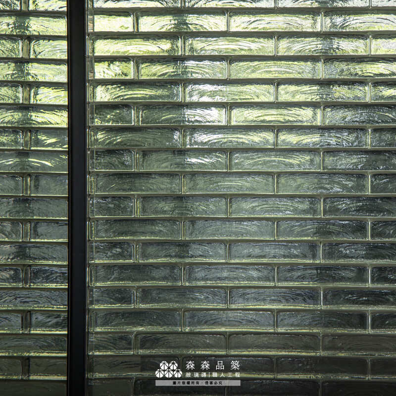 森森品築-桃園住宅公設實心玻璃磚隔間牆設計案例|水波紋理在光源與景色不同時，如梵谷名畫般的美感油然而生，實心玻璃磚將造就出生活空間的詩意。