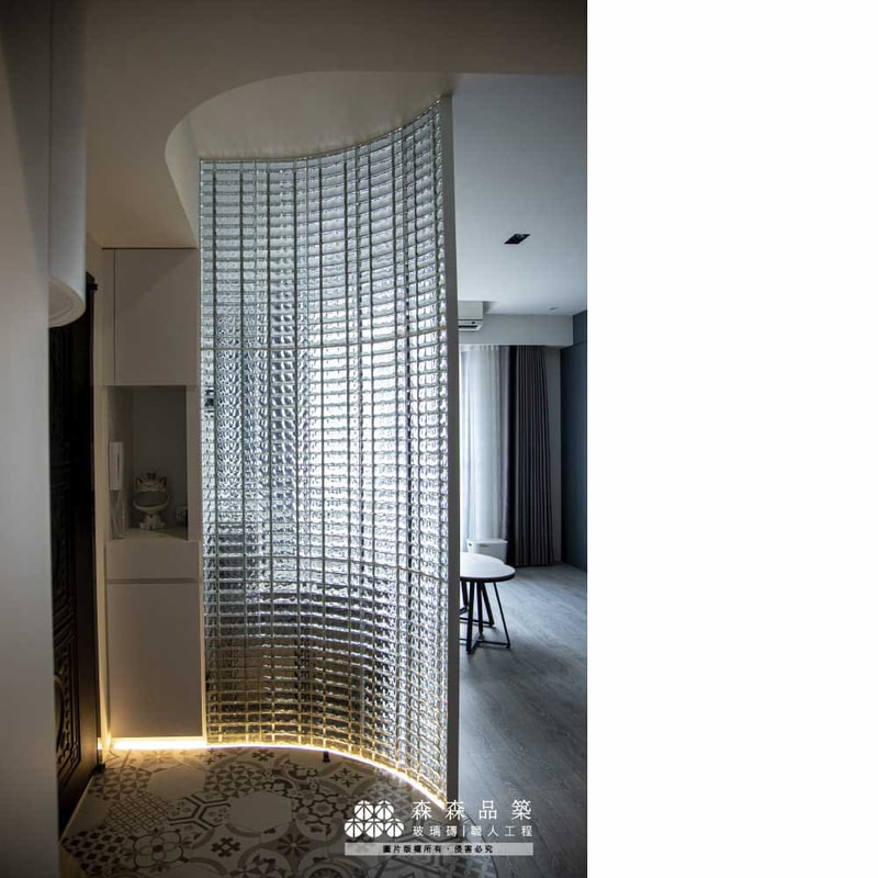 文山住家-實心玻璃磚玄關設計案例| 進門時，玄關不再陰暗，透過自然光的穿透，讓這個空間更美輪美奐。